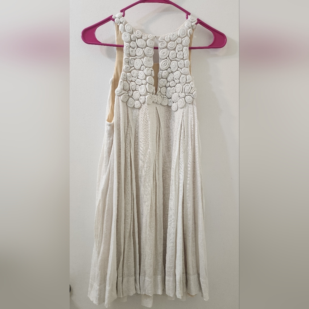 Elegant Cream Dress with Floral Accents - Picture 5 of 9